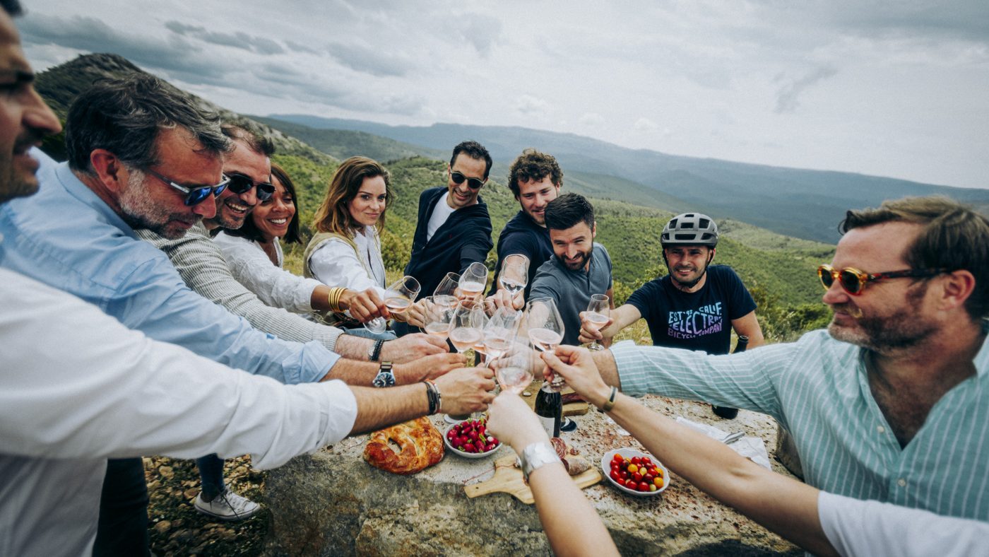 Une rencontre conviviale autour du vin au Château Grand Boise, face aux paysages de Provence.