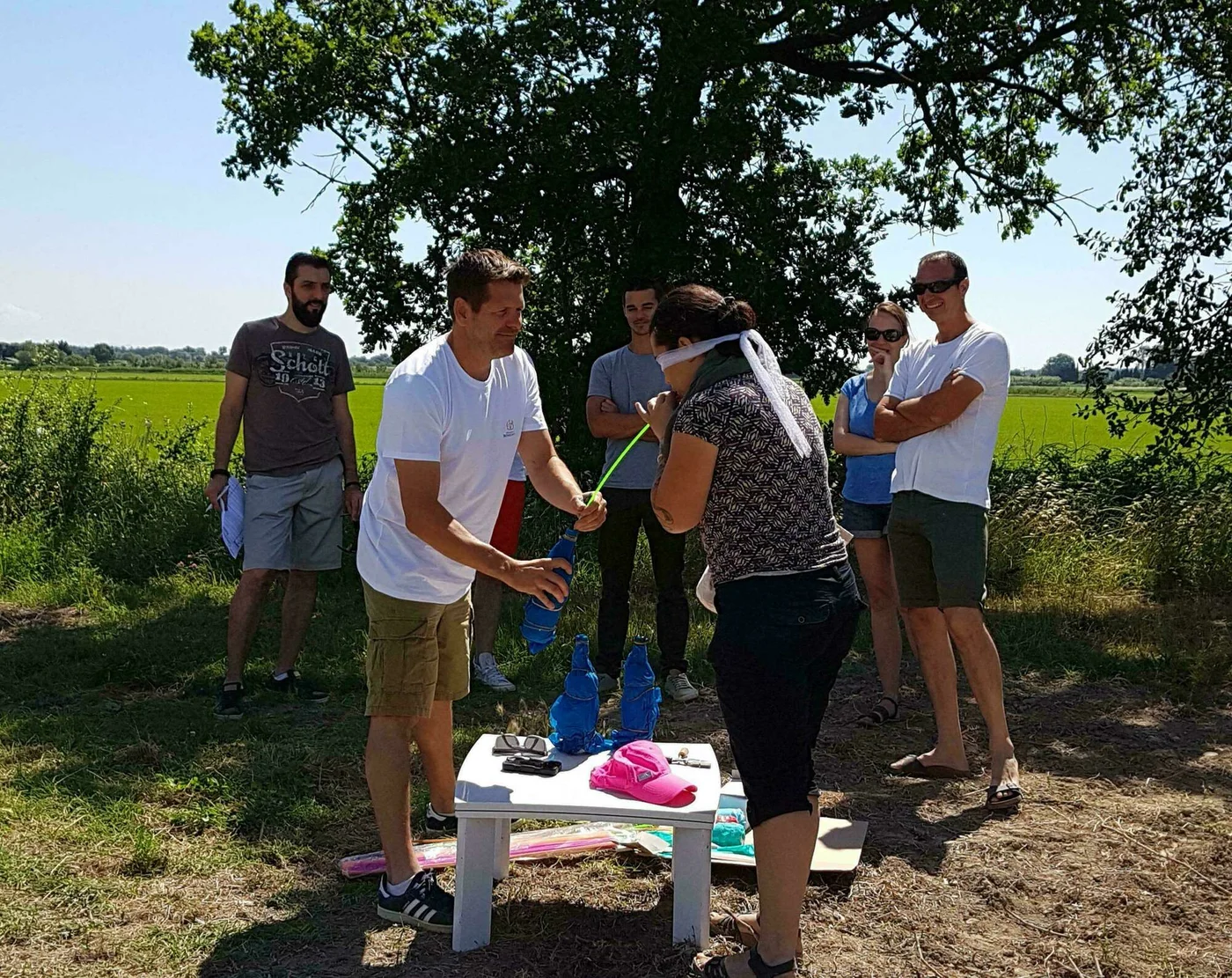 Des visiteurs partagent une activité de découverte au Domaine de Bouchaud.
