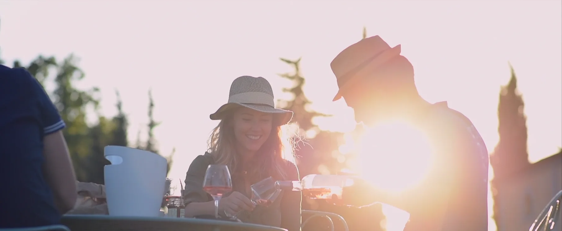 Un moment partagé au Domaine Fredavelle dans la lumière du soleil couchant.