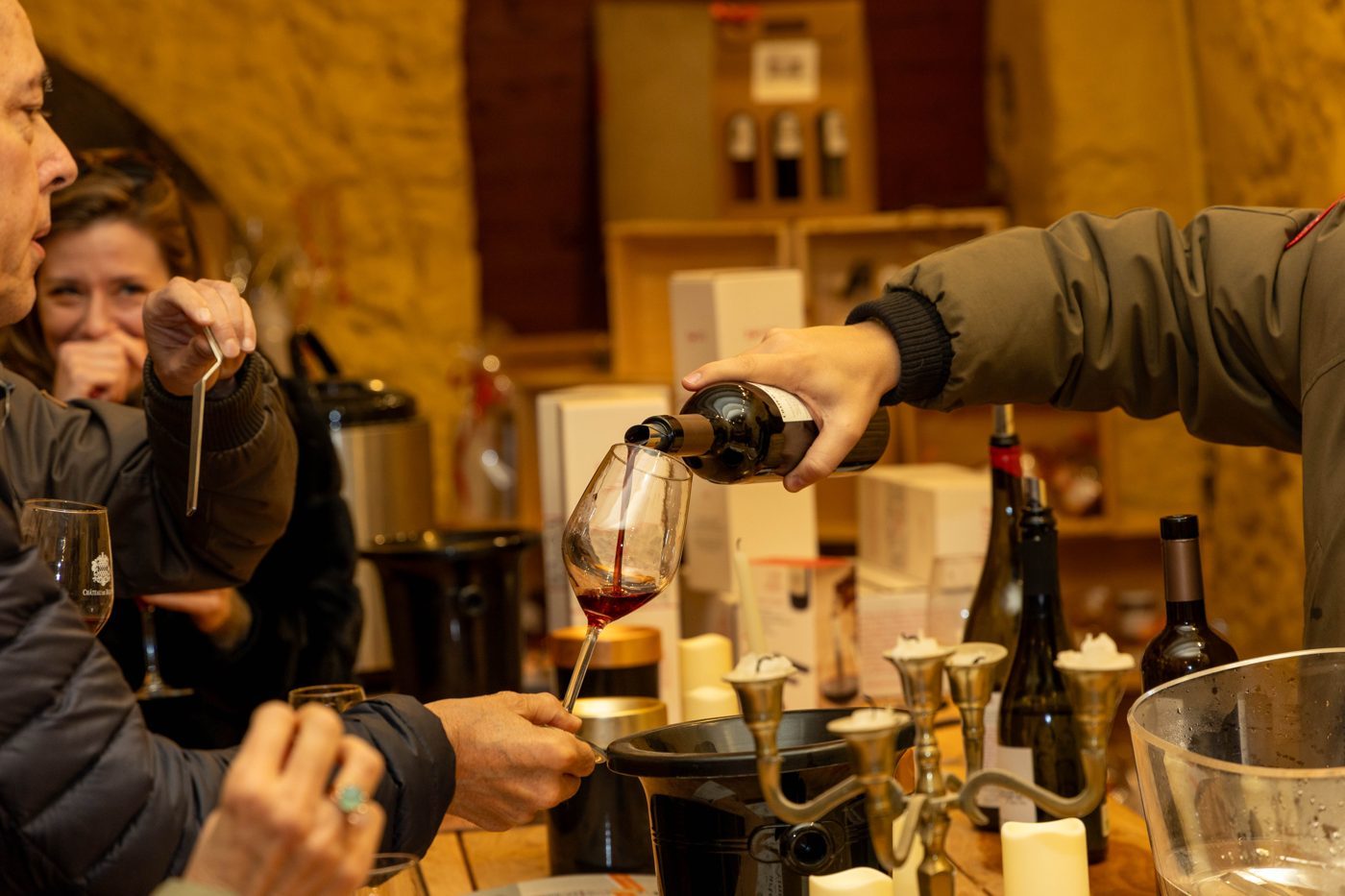 Service du vin et échanges autour d’une table au Château de Beaupré.