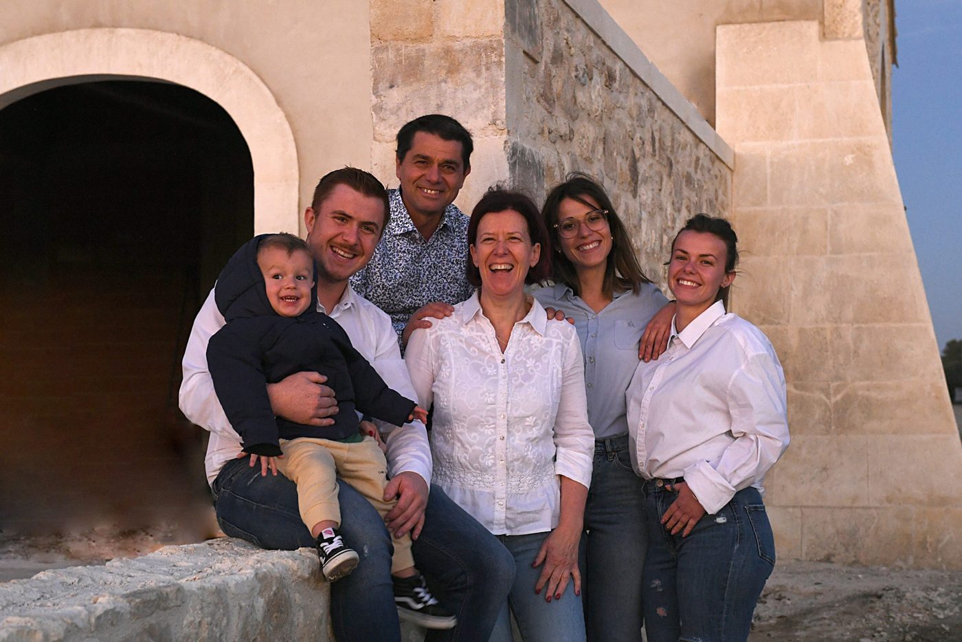 Portrait familial devant la façade du Domaine du Mas de Rey.