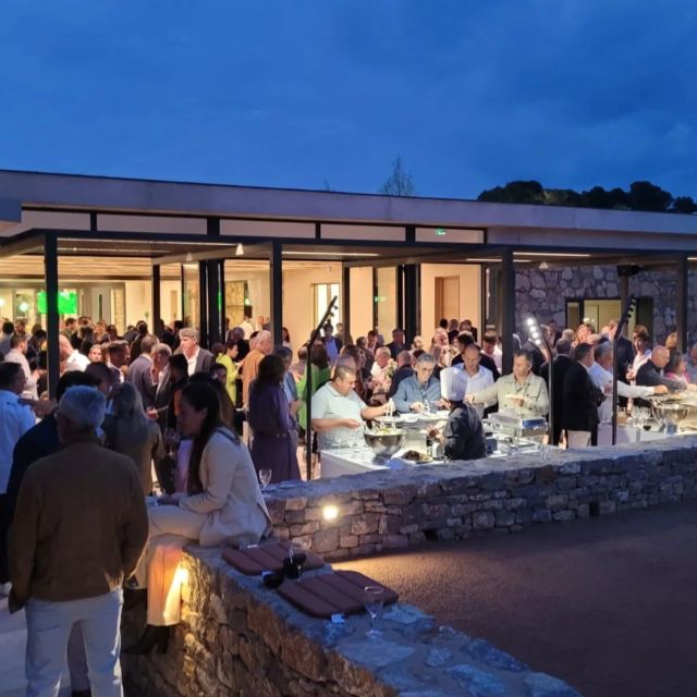 Retour en images sur la soirée d'inauguration de @labargemone ce jeudi 1er juin. Nouvelle cave, nouvelles cuvées, nouveau logo, un nouveau chapitre s'ouvre pour la famille Einaudi et toute son équipe. Bravo pour tout ce travail réalisé et merci pour cette magnifique soirée! #labargemone
#vigneronsindependants  #coteauxdaixenprovence #vigneronsindep13